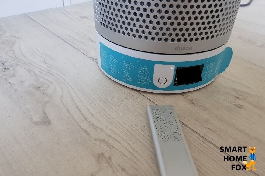 Das Display des Dyson Pure Cool Link TP02 ist ausgeschalten und zeigt ein Mondsymbol, welches für den Sleepmode steht.